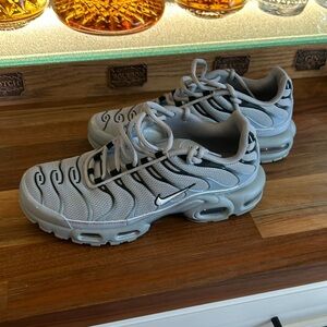 Men Nike Air Max Plus TN size 7 worn 1 time Wolf Grey